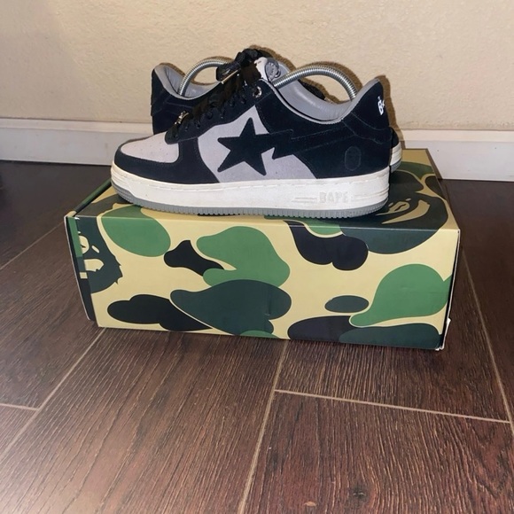 Size 8.5 bapestas no stars. Goes for 420+ on goat app. Bought on goat with proof - Picture 3 of 8